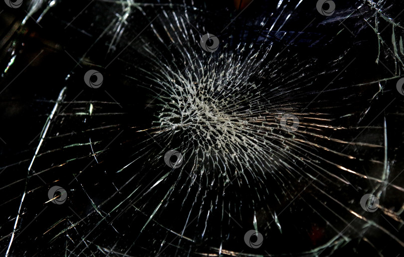 Скачать Трещины в разбитом лобовом стекле автомобиля фотосток Ozero