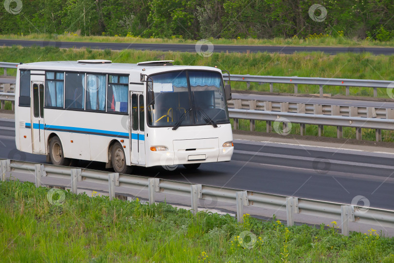 Скачать автобус едет по шоссе фотосток Ozero