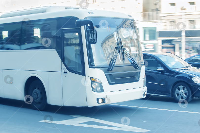 Скачать белый туристический автобус фотосток Ozero