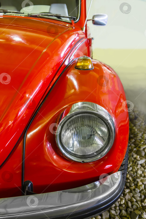Скачать Красный ретро-автомобиль спереди крупным планом фотосток Ozero