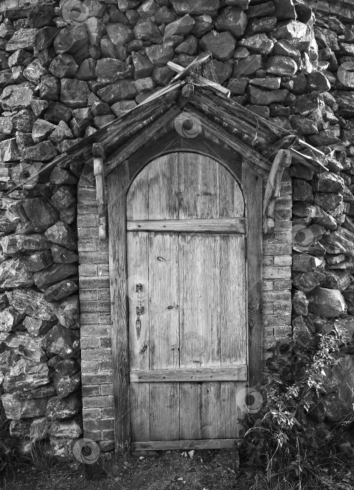Скачать деревянная дверь старинного здания фотосток Ozero