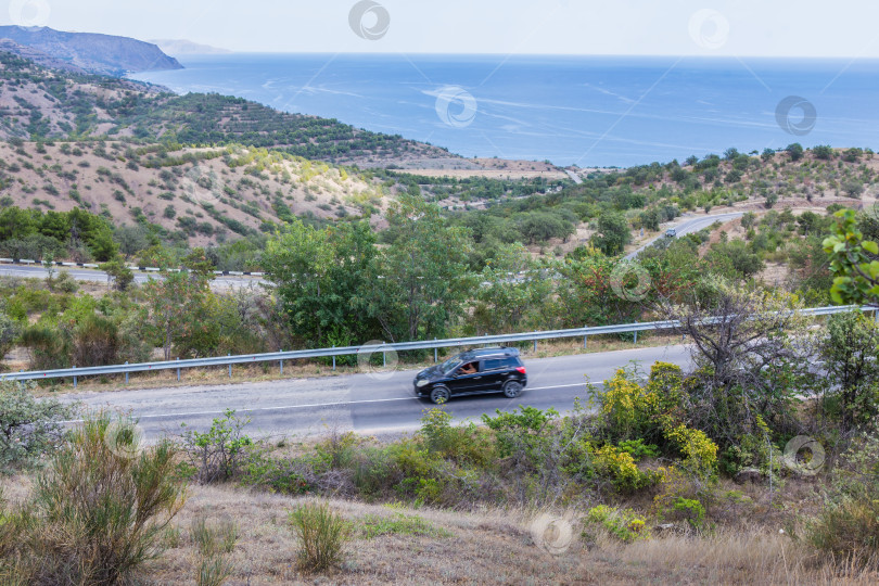 Скачать Серпантин извилистой дороги с автомобилями недалеко от морского побережья фотосток Ozero