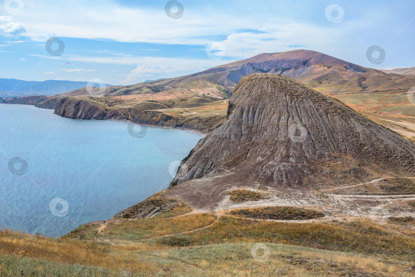 Скачать Морская лагуна с горами недалеко от побережья фотосток Ozero