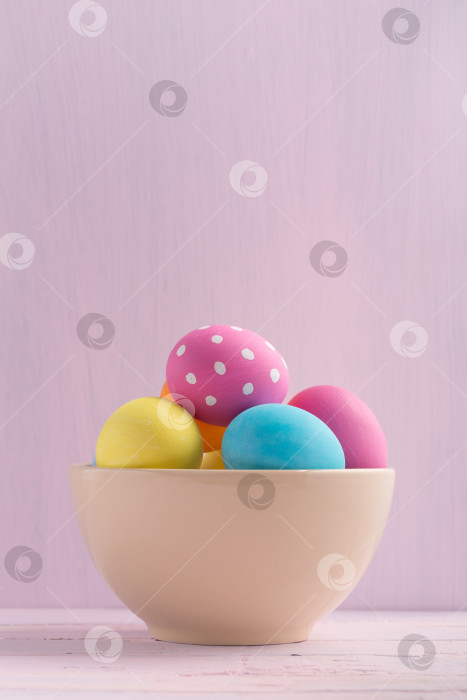 Скачать Пасхальные яйца на светло-окрашенном фоне по вертикали фотосток Ozero