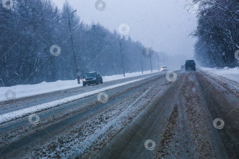 Скачать снегопад и туман на зимнем шоссе фотосток Ozero