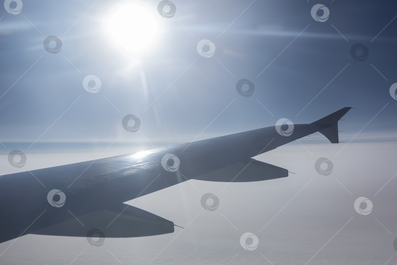 Скачать солнце в небе над крылом летящего самолета фотосток Ozero
