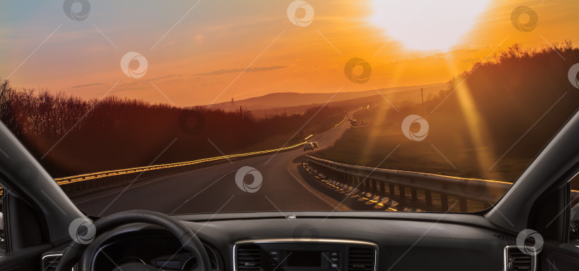 Скачать Вид из машины на дорогу в лучах солнца фотосток Ozero