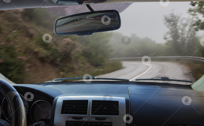 Скачать Вид из машины на мокрую извилистую дорогу фотосток Ozero