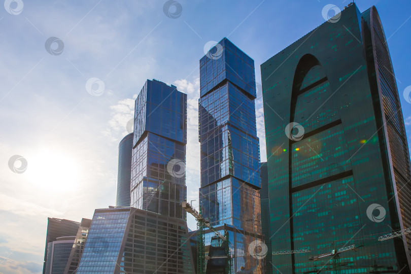 Скачать Стеклянные фасады небоскребов в центре города. фотосток Ozero