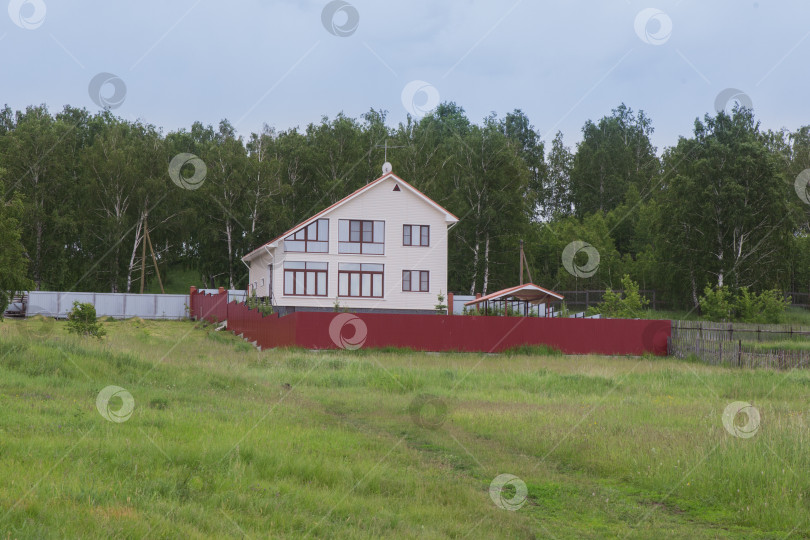 Скачать Современный деревенский дом на лугу фотосток Ozero