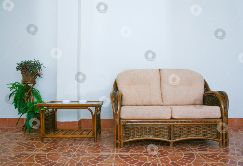 Скачать диван и ротанговый столик фотосток Ozero