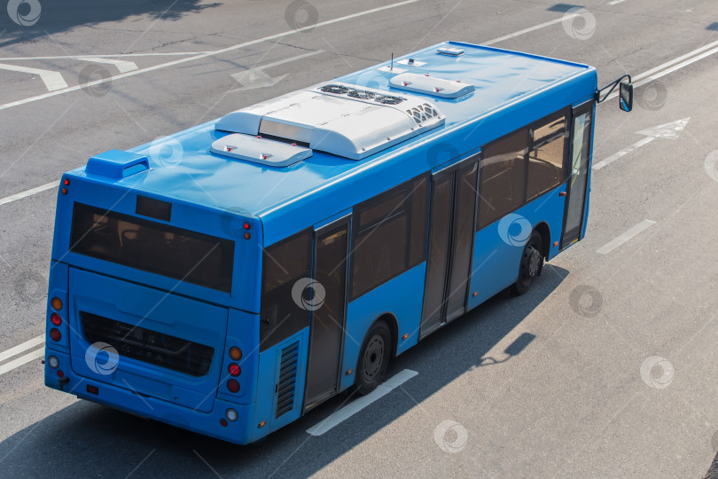 Скачать автобус движется по улице фотосток Ozero