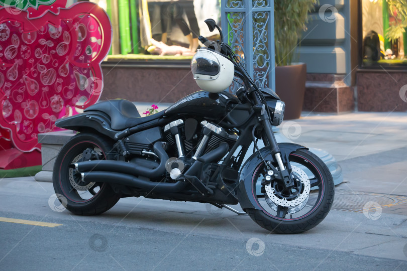 Скачать мотоцикл, припаркованный на городской улице в сумерках фотосток Ozero