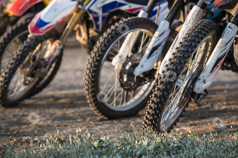 Скачать Спортивные мотоциклы для бега по пересеченной местности в ряд фотосток Ozero