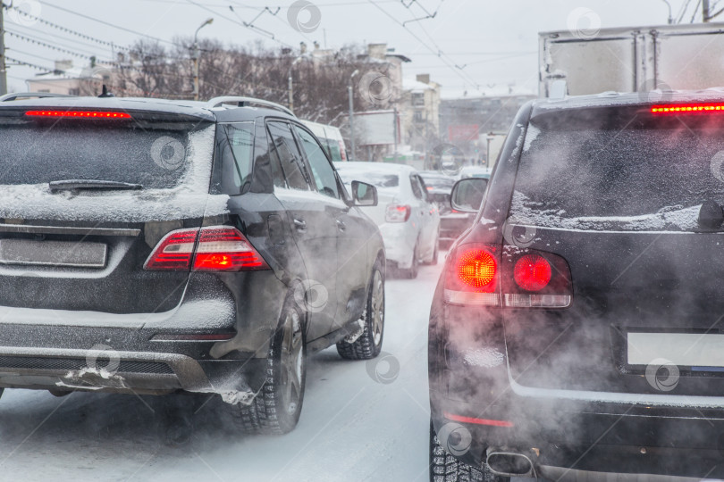 Скачать Автомобильное движение зимой в городе фотосток Ozero