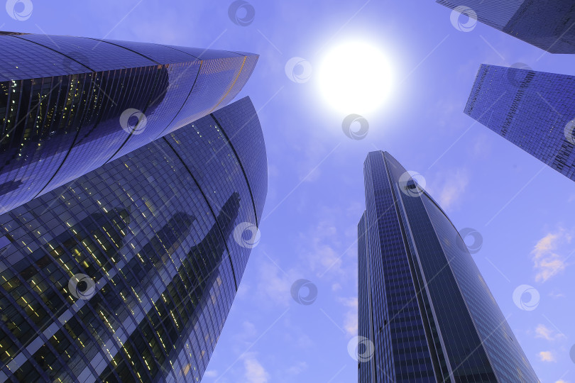Скачать Солнце над современными небоскребами фотосток Ozero