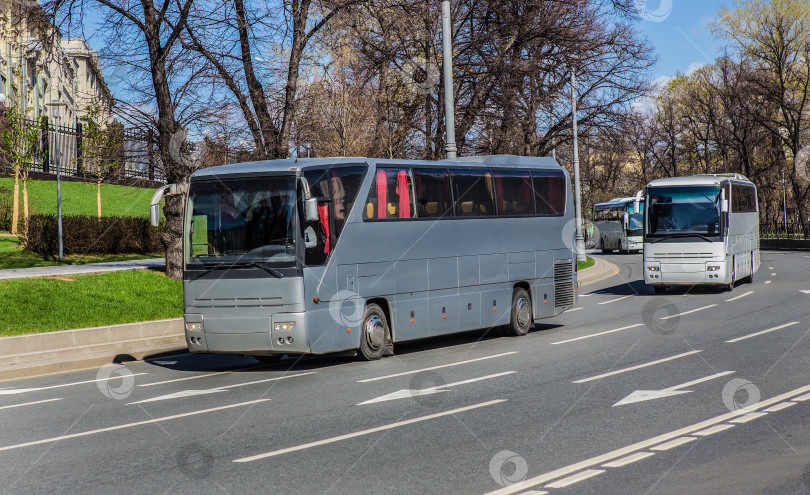 Скачать Экскурсионные Автобусы Движутся по Городской Улице фотосток Ozero
