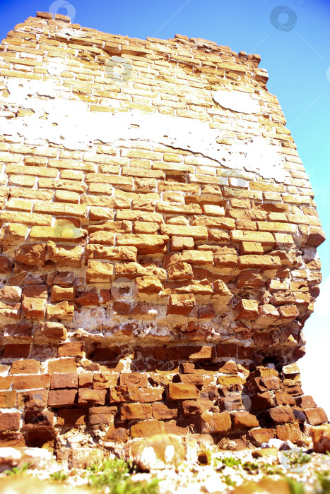 Скачать разрушенная кирпичная стена фотосток Ozero
