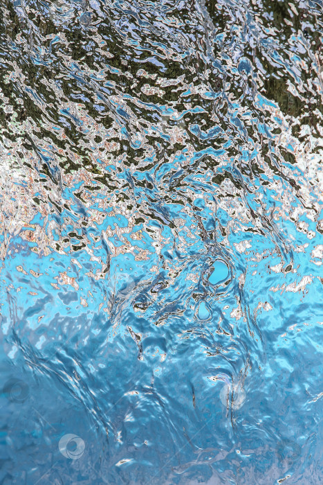 Скачать Голубой поток воды на плоской поверхности фотосток Ozero