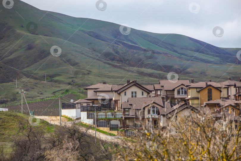 Скачать Коттеджный поселок в долине недалеко от горы фотосток Ozero