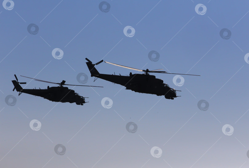 Скачать военные вертолеты летают в голубом небе фотосток Ozero