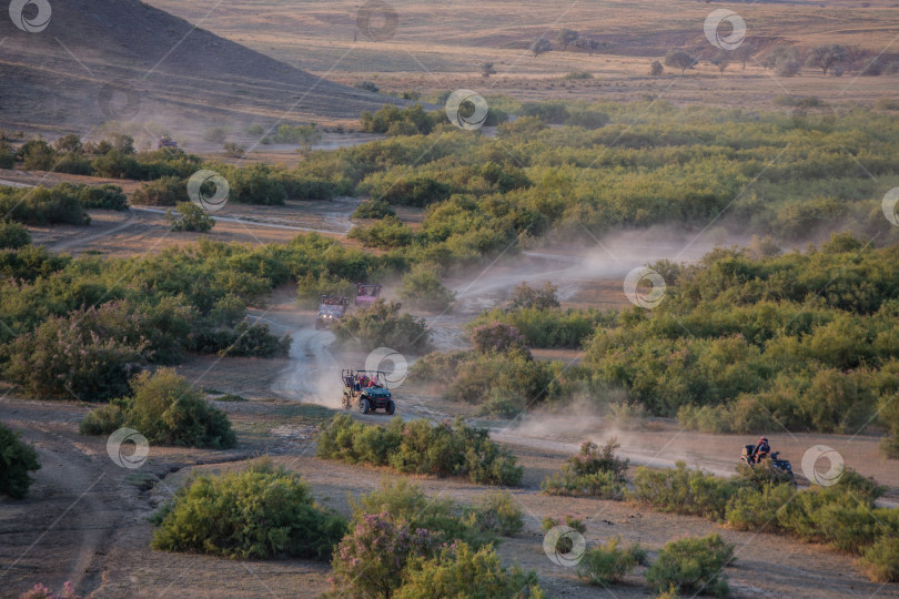 Скачать Квадроциклы едут по грунтовой дороге фотосток Ozero