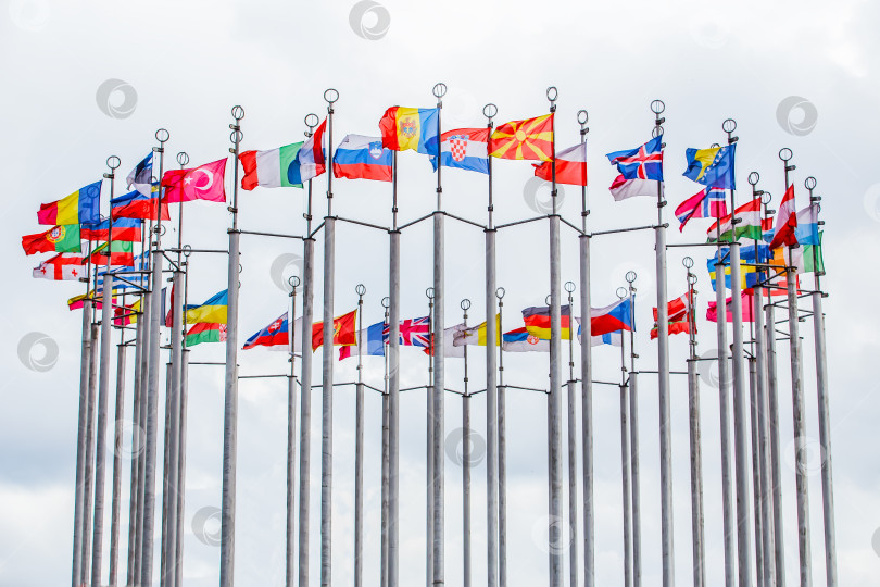Скачать Флаги европейских государств на флагштоках фотосток Ozero
