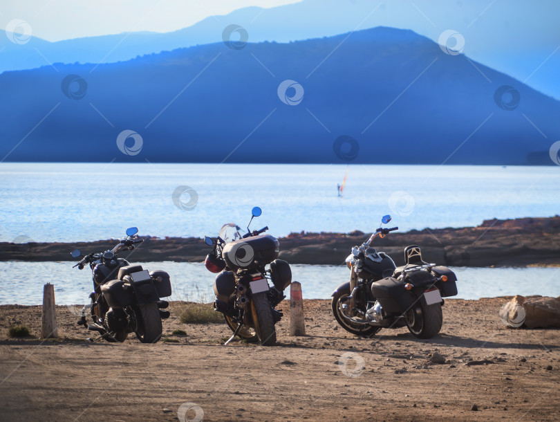 Скачать Мотоциклы на берегу моря на фоне гор. фотосток Ozero