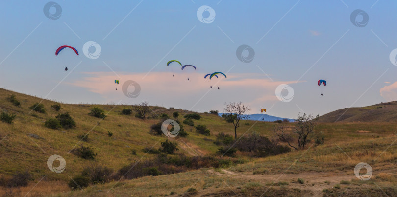 Скачать парашютисты на парапланах летают над горами фотосток Ozero