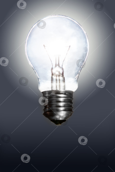 Скачать светящаяся лампочка на темном фоне фотосток Ozero