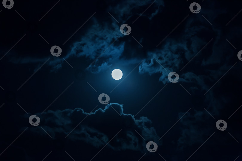 Скачать Ночное небо с луной и облаками. фотосток Ozero