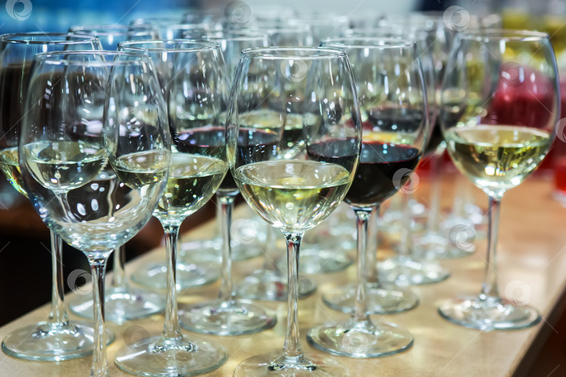 Скачать Множество бокалов с шампанским и красным вином. фотосток Ozero