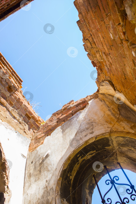 Скачать руины древней кирпичной церкви фотосток Ozero