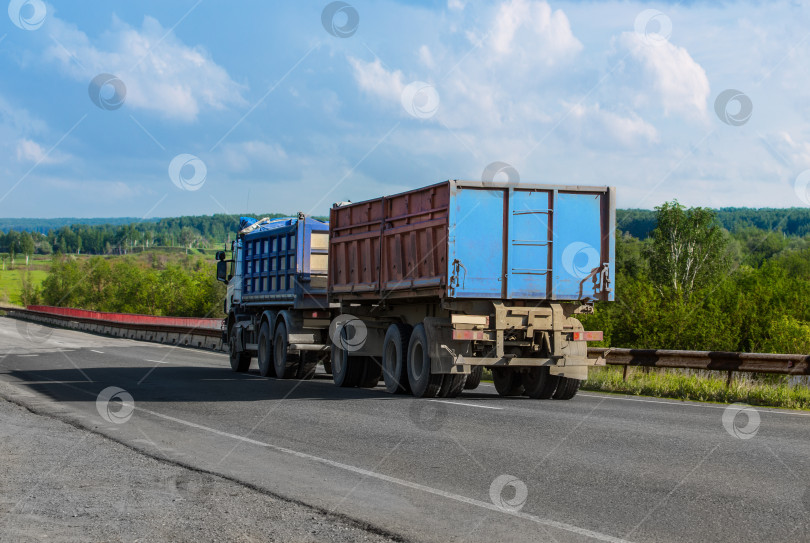 Скачать Грузовик с прицепом перевозит грузы фотосток Ozero