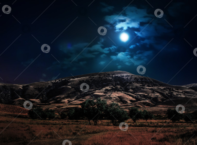 Скачать Горы и долина в лунном свете. фотосток Ozero