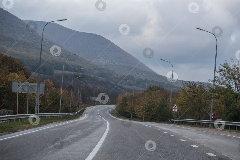 Скачать извилистое шоссе в горной местности фотосток Ozero