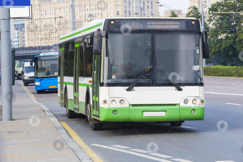 Скачать городской автобус едет по улице фотосток Ozero