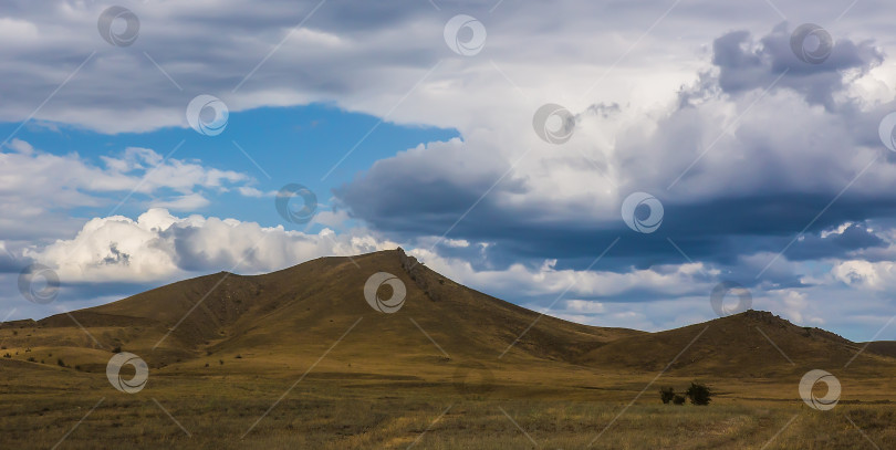 Скачать пейзаж с видом на горы фотосток Ozero