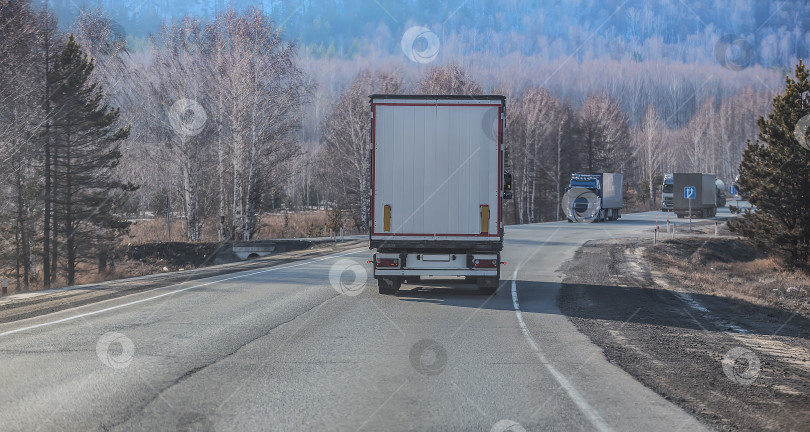 Скачать Движение грузовика по проселочной лесной дороге фотосток Ozero