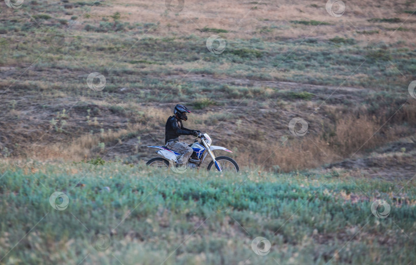 Скачать Мотоциклист на спортивном мотоцикле для мотокросса фотосток Ozero