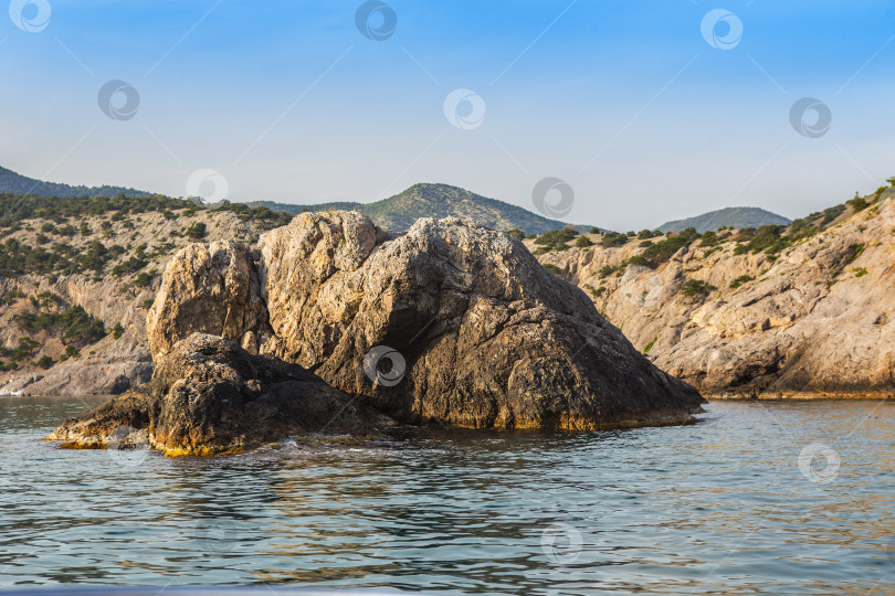 Скачать скала на берегу моря фотосток Ozero