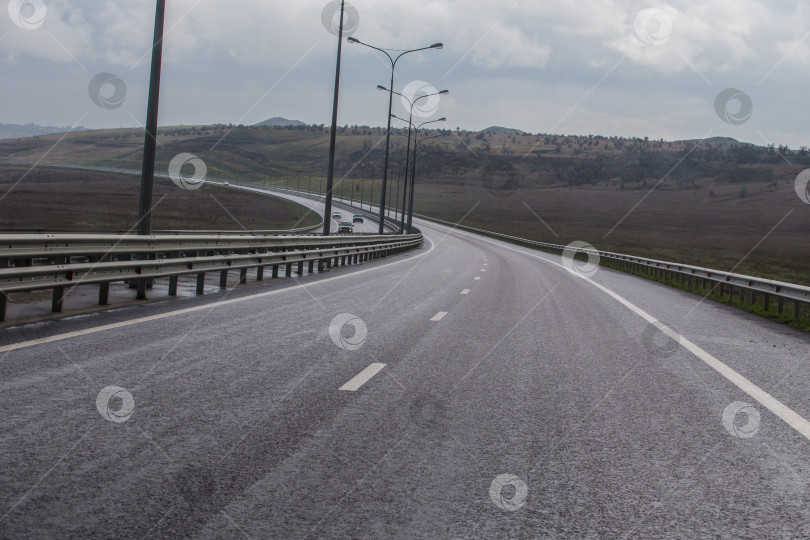 Скачать Мокрое пригородное шоссе после дождя фотосток Ozero