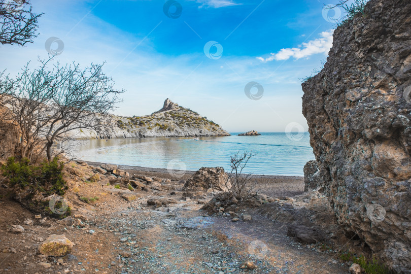 Скачать Прекрасный вид на морскую скалистую бухту фотосток Ozero