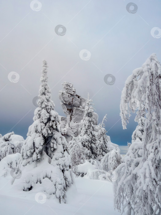 Скачать Большая гранитная скала замерзла и покрыта снегом. фотосток Ozero