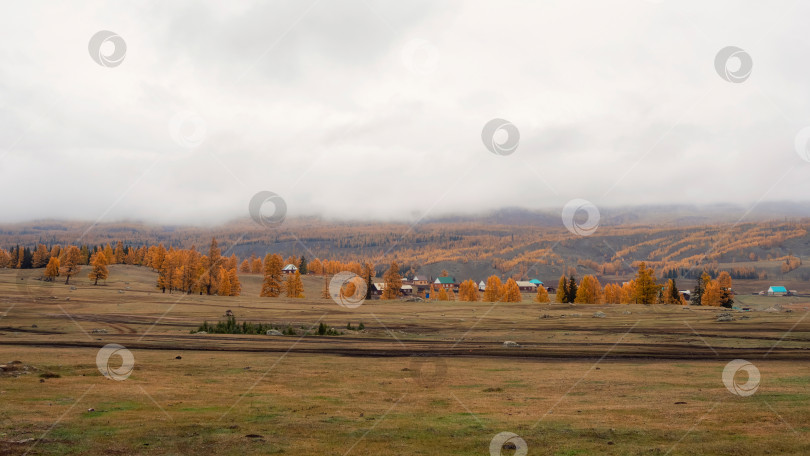 Скачать Маленькая деревушка под горой. фотосток Ozero