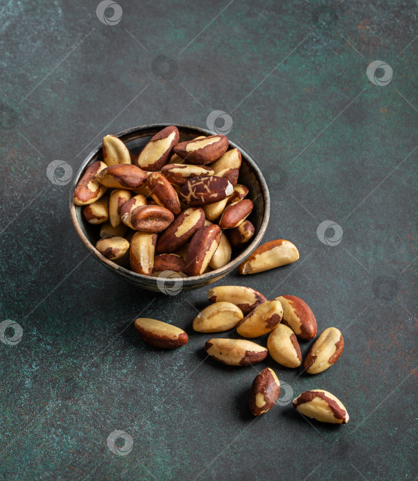 Скачать Бразильские орехи в миске фотосток Ozero