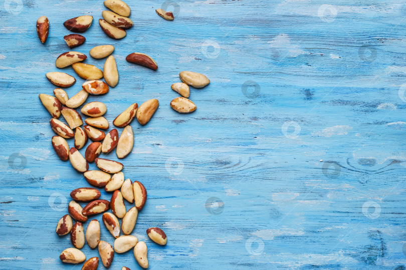 Скачать Бразильские орехи на голубом фотосток Ozero