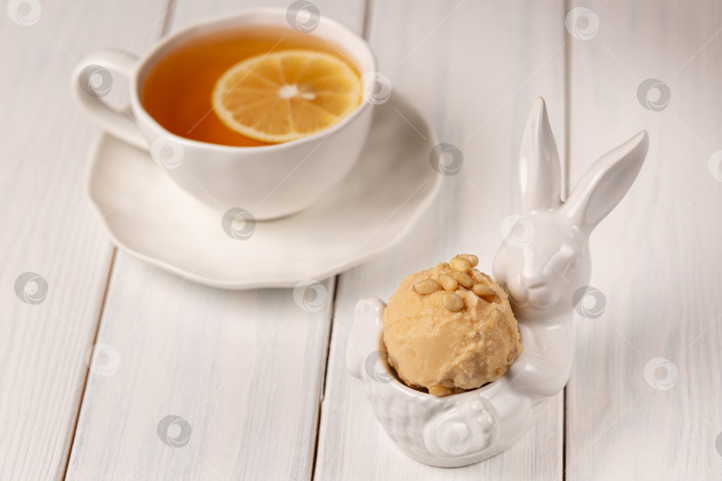 Скачать Шарик натурального крафтового лимонного мороженого с кедровыми орешками. фотосток Ozero