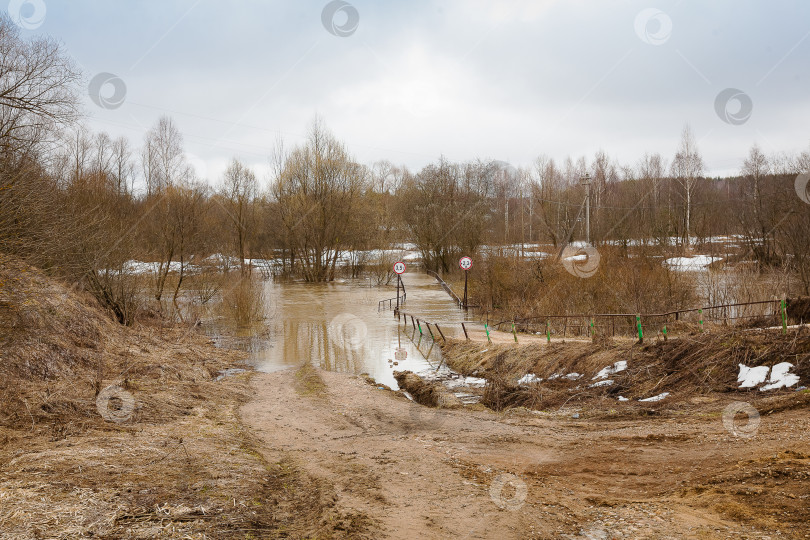 Скачать Россия, половодье ранней весной в глубинке фотосток Ozero