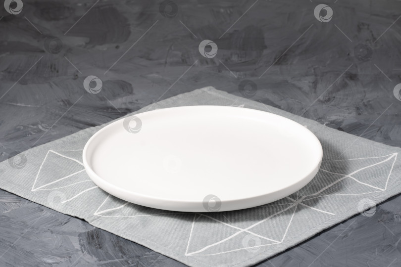 Скачать Пустая белая тарелка на сером бетонном фоне фотосток Ozero
